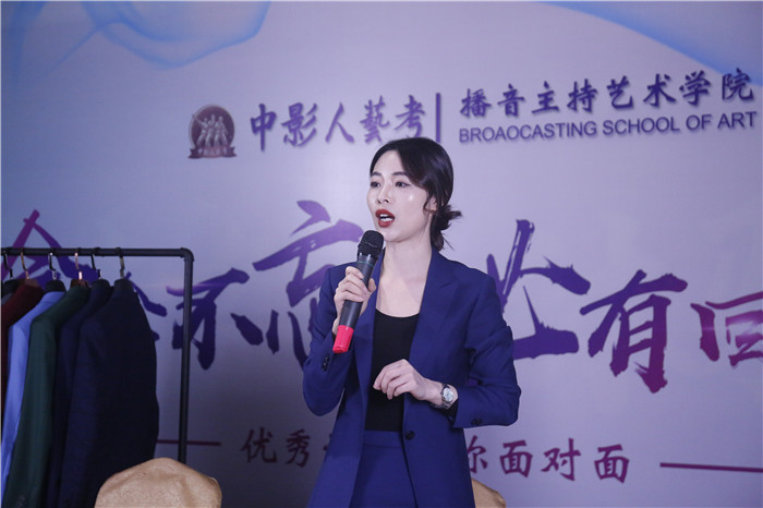 女生播音手勢(shì)