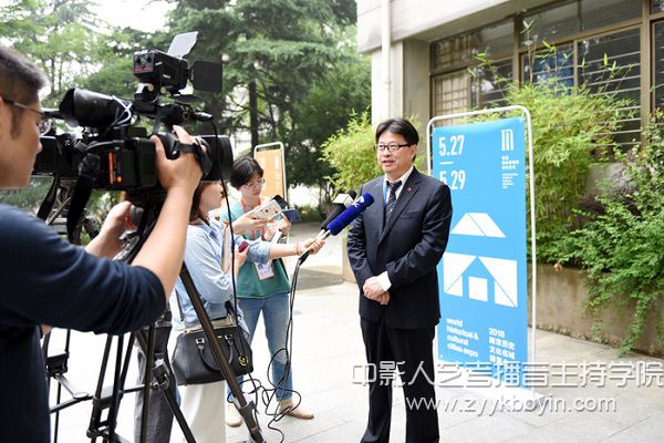 劉偉冬院長接受媒體采訪.jpg