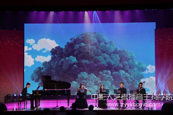 南藝學(xué)生友情助演.jpg