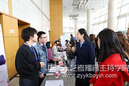 南藝黨委常委、副院長張捷與用人單位招聘負責人進行交流