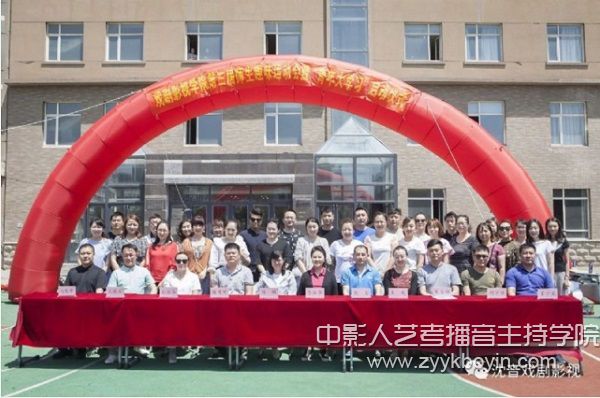參加運動的領(lǐng)導(dǎo)和全體老師合影.jpg