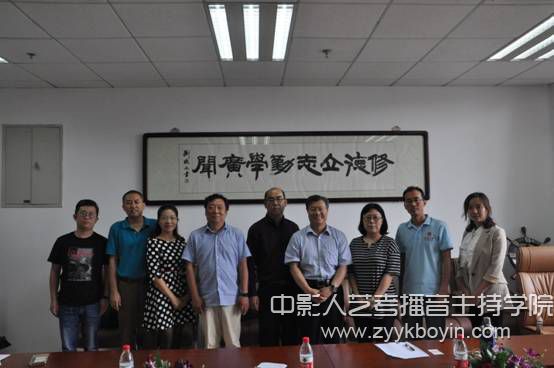 海南師范大學(xué)新聞傳播與影視學(xué)院來(lái)我院進(jìn)行院際交流合影留念.jpg