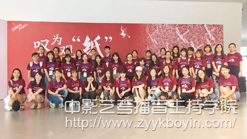 武漢大學新聞與傳播學院2017年優(yōu)秀大學生暑期夏令營圓滿落幕.jpg