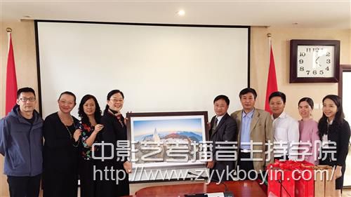 陳副院長(zhǎng)代表學(xué)院接受越南訪問(wèn)團(tuán)贈(zèng)送紀(jì)念品.jpg