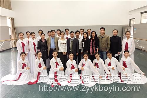 越南老街省聯(lián)合高等學(xué)校代表團(tuán)觀摩了舞蹈學(xué)院民族民間舞蹈.jpg