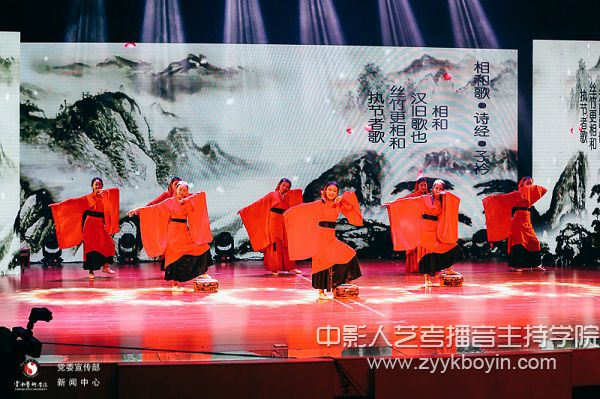 云南藝術(shù)學(xué)院帶來(lái)的《雅頌中華》.jpg