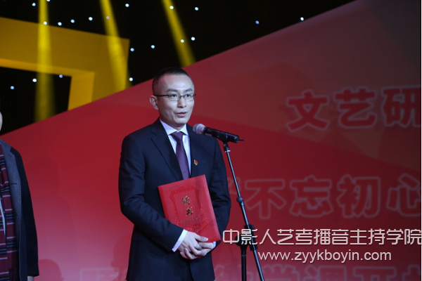 詹成大為楊禹頒發(fā)客座教授聘書.jpg