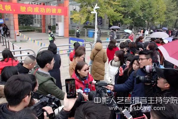 浙傳招生辦副主任黃寒冰老師.jpg