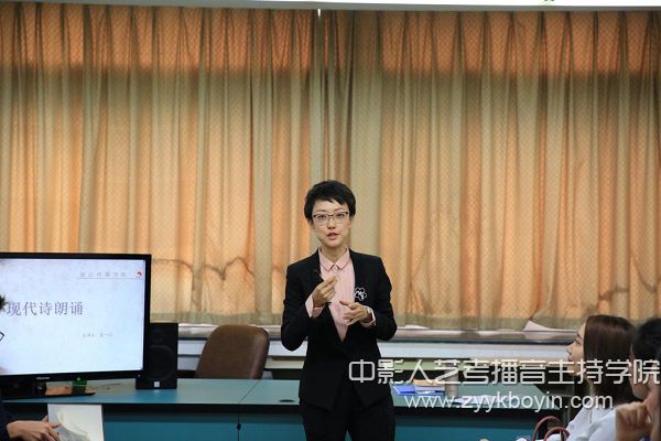 播音主持藝術(shù)學(xué)院王一婷老師.jpg