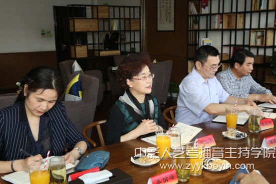 楊立平向客人們介紹了我校師資建設(shè)、對(duì)外交流、人才培養(yǎng)的情況.jpg