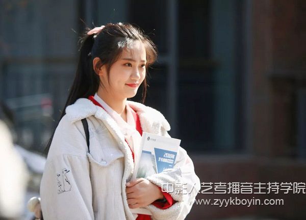 中傳2018藝考手持中影人藝考藝考考攻略的考生.jpg