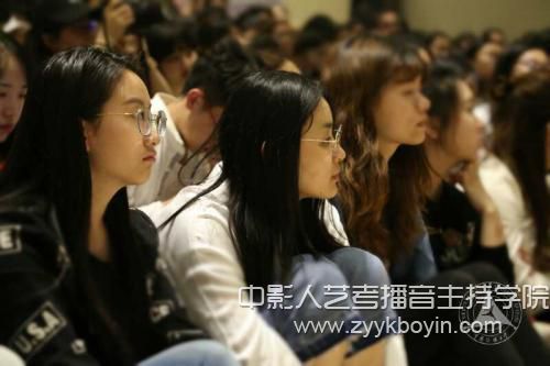 嚴(yán)歌苓交流會(huì)在中國傳媒大學(xué)舉辦講述《芳華》背后的故事2.jpg