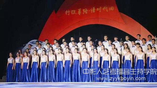 舞臺上的播音學(xué)子.jpg