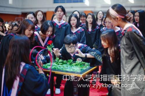 中國傳媒大學(xué)畢業(yè)典禮文藝表演環(huán)節(jié).jpg