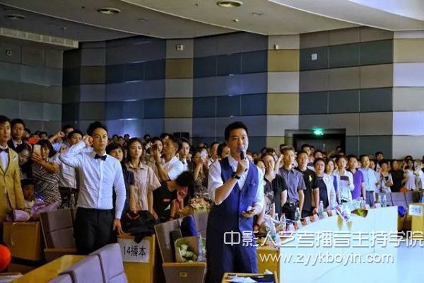 97級校友顧國寧領(lǐng)誦誓詞.jpg