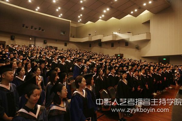 全體畢業(yè)生唱校歌.jpg