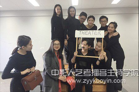 中戲教授曹艷指導(dǎo)學(xué)生排演劇目