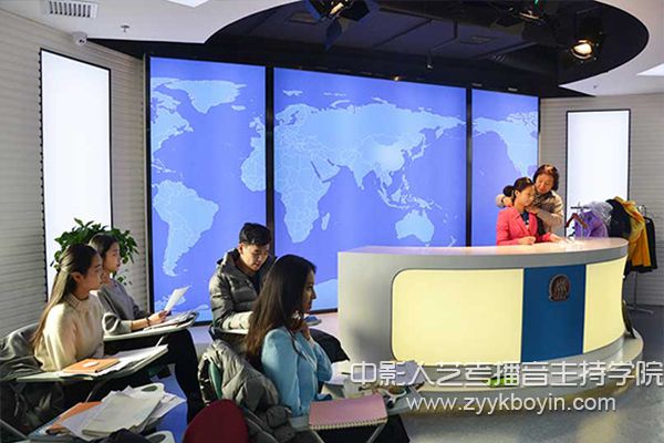 學(xué)生在播音教室練習(xí)模擬主持