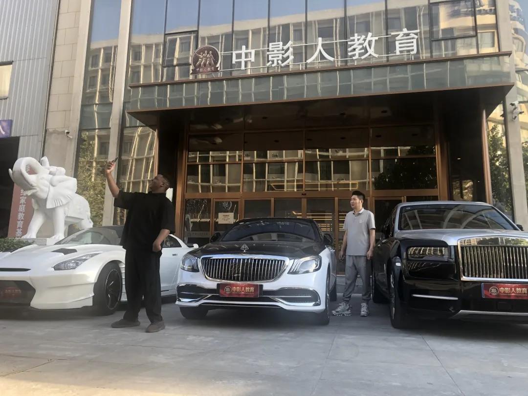 吳京《戰(zhàn)狼2》中的“小黑男孩”你還記得嗎？他來(lái)中影人了！